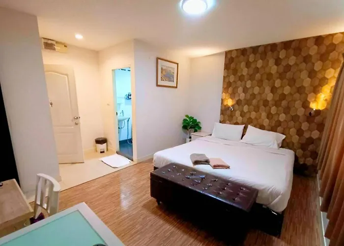 Tim Place - Bts Phra Khanong Hotel