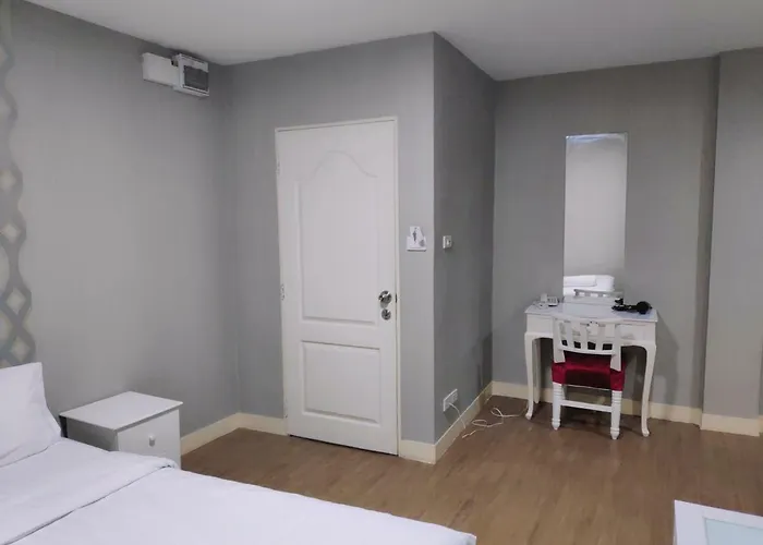 Hotel Tim Place - Bts Phra Khanong Bangkok